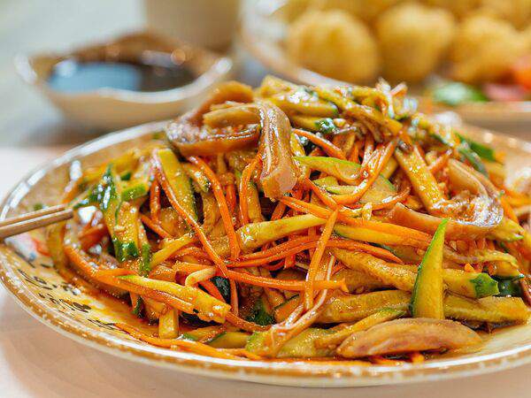 Chinchin - Салат из свиных ушей с овощами