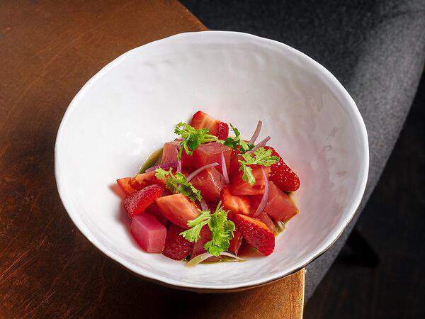 Мона - Севиче из тунца с томатом и клубникой