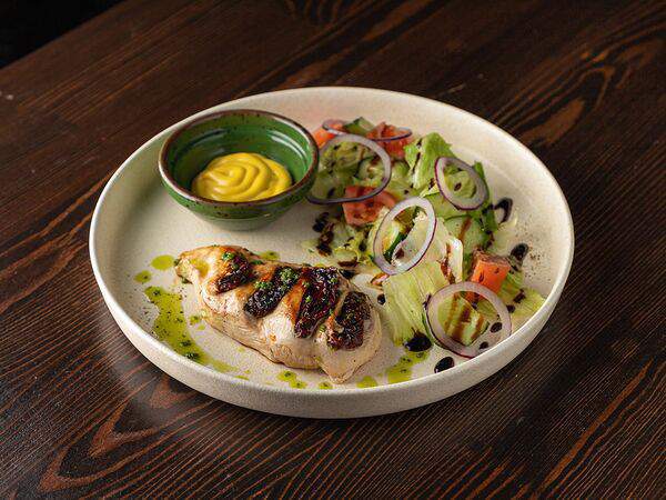 Сегодня можно - Куриное филе с вялеными томатами и салатом из свежих овощей