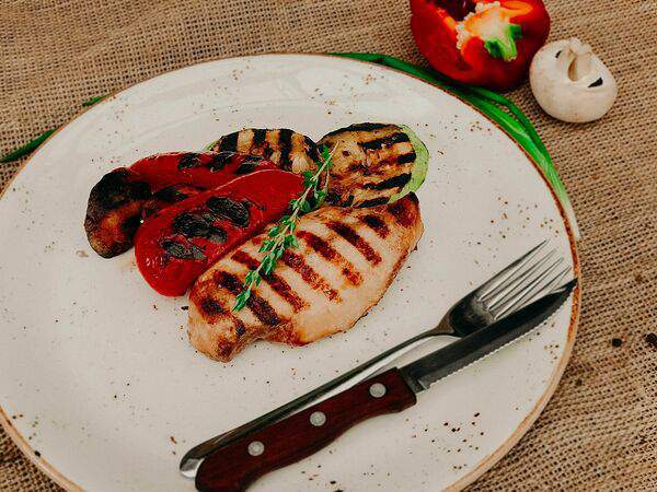 Паб 13 - Ароматное куриное филе с овощами гриль