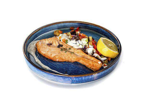 Веранда - Стейк из лосося с сырным соусом и овощным рататуем