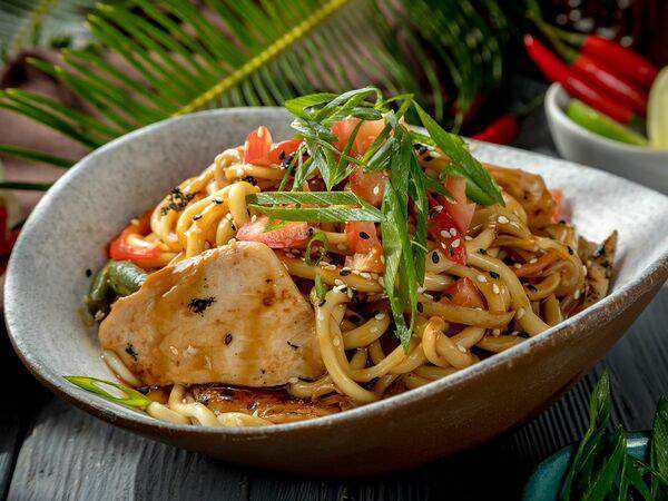 Кухня Момо - Wok-лапша с курицей