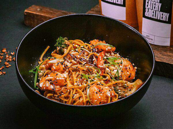 Noodle police - Яичная лапша с креветками и соусом чили