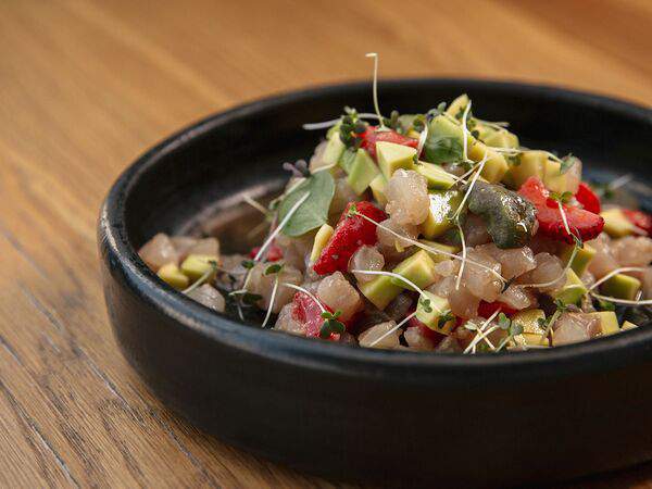 Ресторан Soho - Севиче из судака с авокадо и клубникой