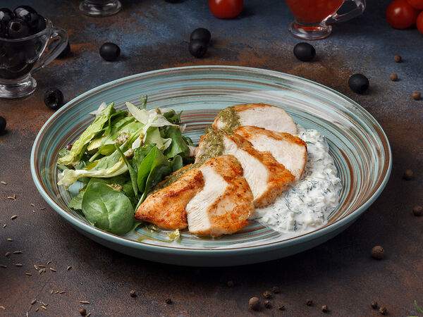 Blackwood - Куриная грудка с тартаром из огурца и зеленым салатом