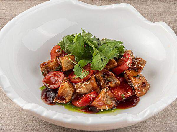 Веранда - Салат с хрустящими баклажанами, томатами и кинзой