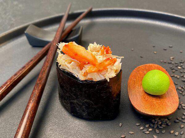 Лосось sushi & oysters - Гункан с камчатским крабом