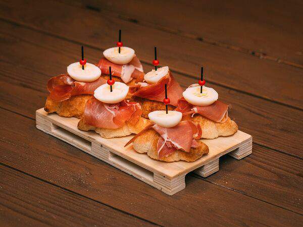 Canape 27 - Мини-круассаны с хамоном