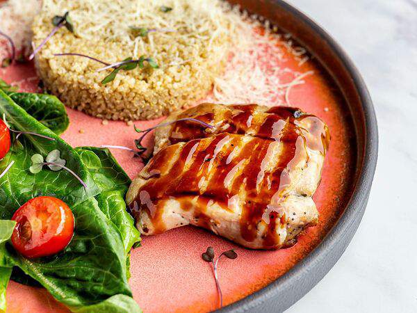 Кофе Репаблик - Куриное бедро в соусе терияки, с киноа и сыром Пармезан