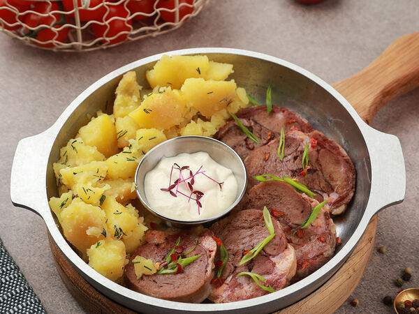 Большие Тарелки - Телячий язык с толчёным картофелем