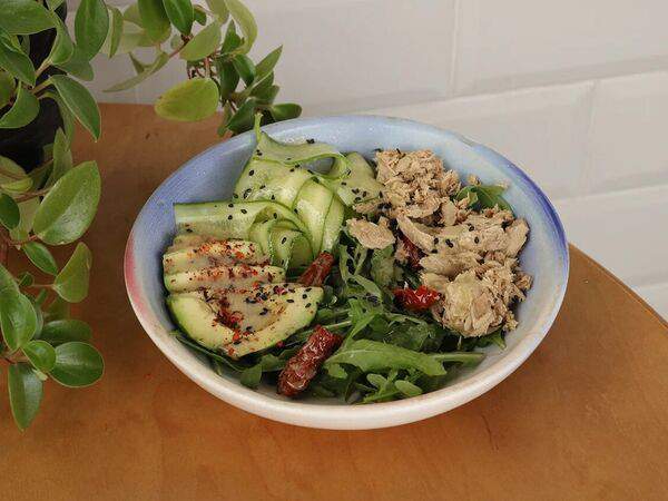 Люблю Кофе - Боул с авокадо и тунцом