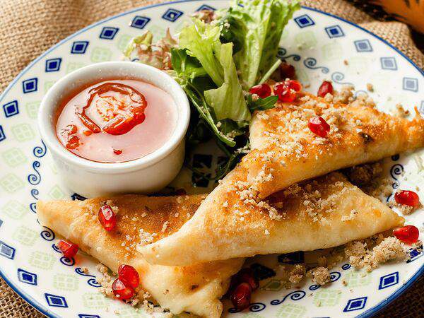 Кинза - Сулугуни жареный в лаваше с вареньем из томатов черри