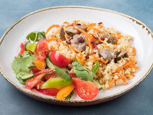 Залив - Плов узбекский/подается с салатом из свежих овощей