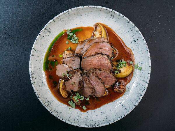 Прага - Филе утиной грудки с яблоками и грибами