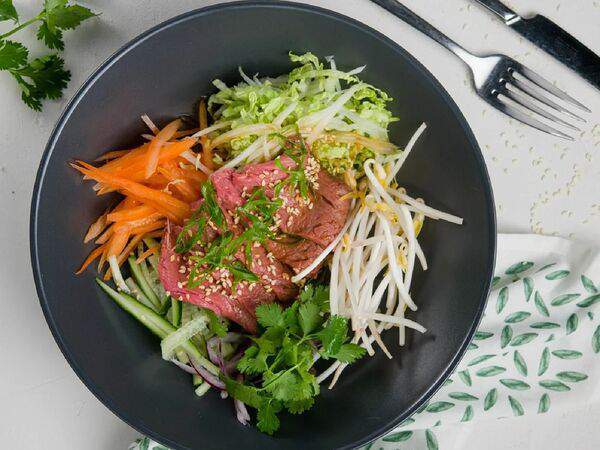 Urban Eda - Салат из свежих овощей с телятиной в азиатском стиле