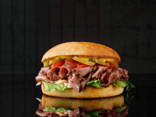 Рис - Бургер с ростбифом и помидорами севиче