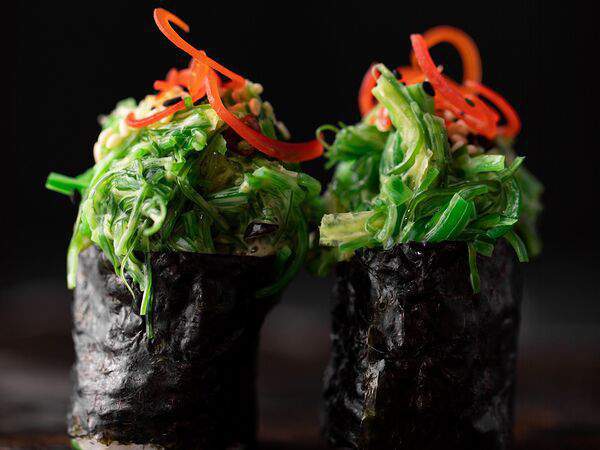 Godzilla sushi - Гункан с чука салатом