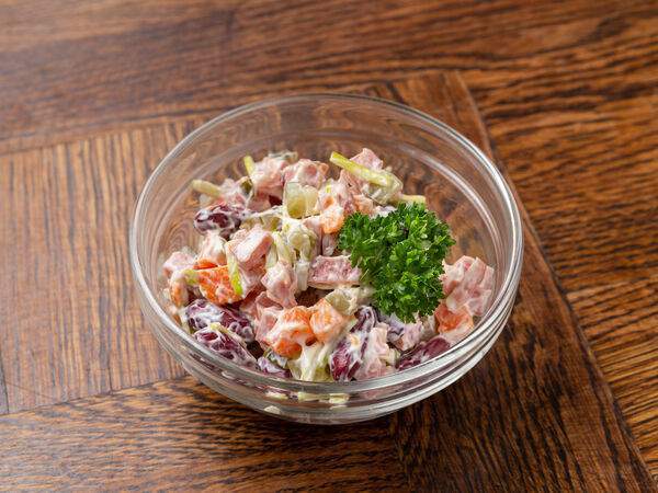 Щелкунчик - Салат фасолевый с сервелатом