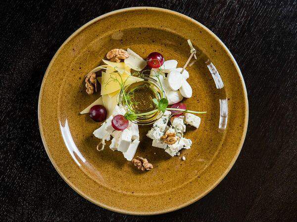 Reader's pub - Сырное плато