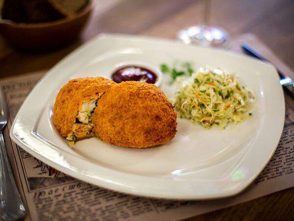 Гостевая изба - Котлета Лаврская из онежской форели и воложского судака с чесночным маслом и зеленью