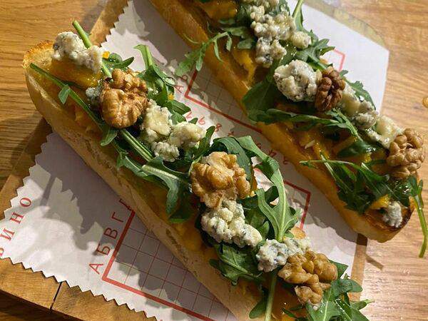 Рыбы бы - Брускетта с сыром горгонзола, тыквой и орехами