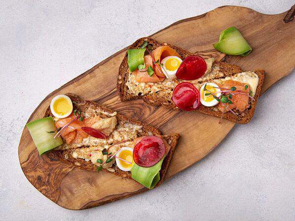 Red wall - Сморреброд на хрустящем хлебе с лососем и авокадо