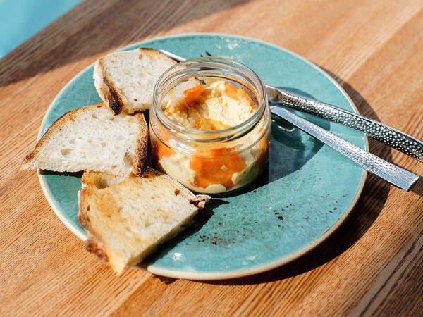 Mola mola coffee - Тост с хумусом, соленым лимоном и глазированной морковью