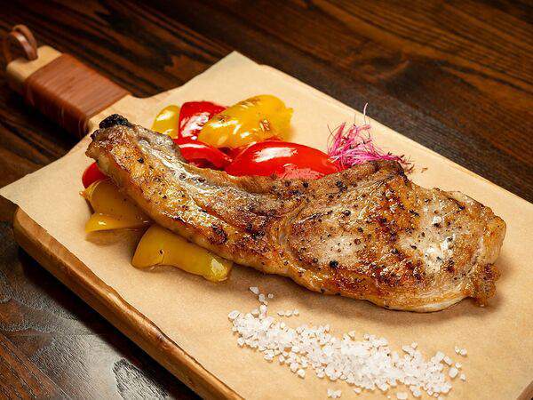 Онегин - Корейка свиная с цветными перцами