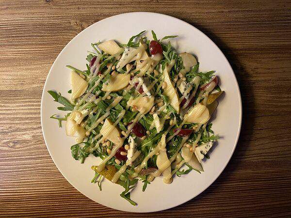 Get together - Салат с грушей и сыром дорблю