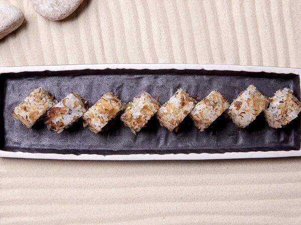 Shiba - Ролл с чипсами лосося