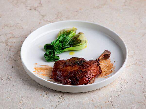 Свет - Утиная ножка в сливовом соусе с бок-чой