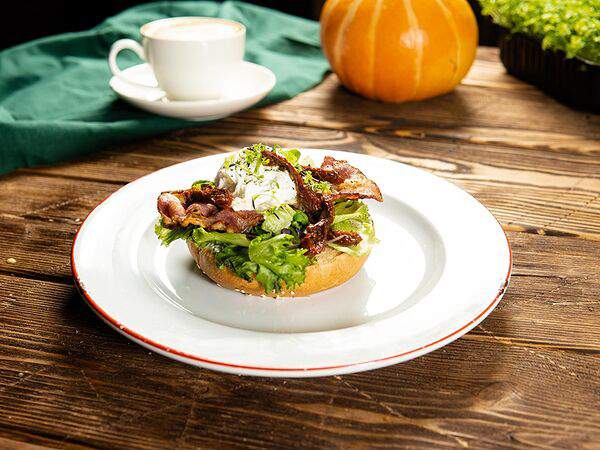 Gastro Pub Hooligans - Яйцо Пашот с беконом и вяленым томатом