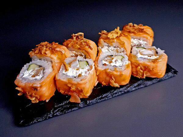 Всем Своим - Ролл с лососем, креветкой и луком фри