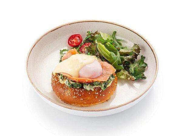 Шоколадница - Лосось и яйцо пашот на лепешке с кунжутом