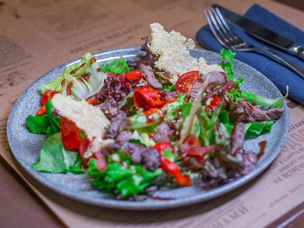 Месье оливье - Салат с говяжьей вырезкой и чипсами из пармезана