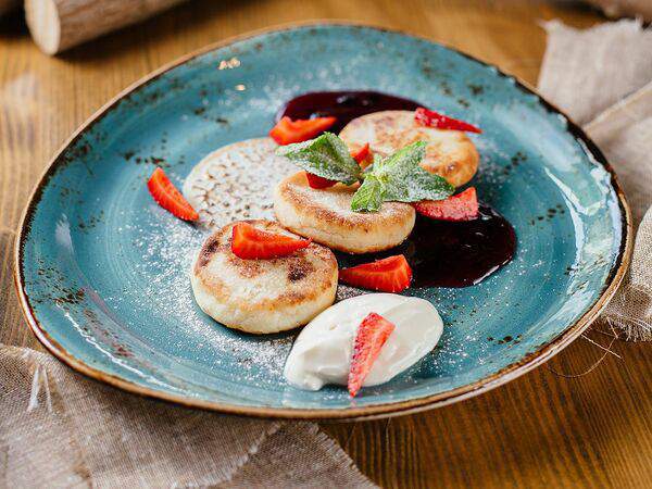 Дикая утка - Сырники со сметаной и джемом