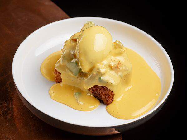 Мона - Яйцо Бенедикт с крабом и авокадо