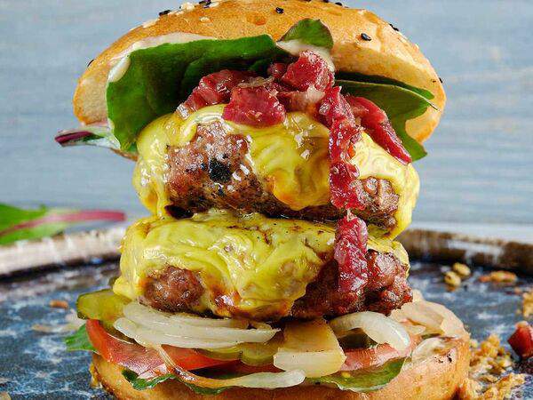 Мархаба - Фирменный гриль-бургер из баранины с двумя котлетами и джемом из копченой конины