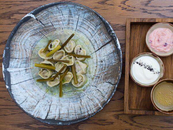 Столица деревень - Пельмени из дичи в крепком бульоне с черемшой и клюквой