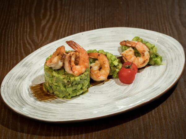 Bbsea jazz club - Салат с тигровыми креветками, авокадо и песто