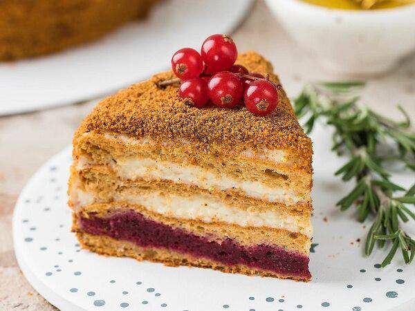 Можно - Торт Медовик с вишневым конфи