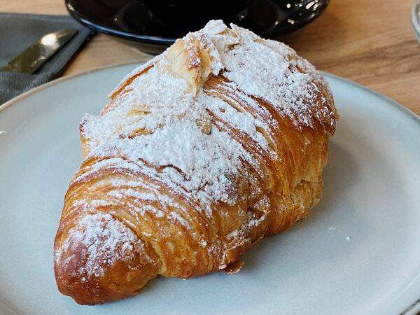 Yummy coffee shop - Круассан миндальный