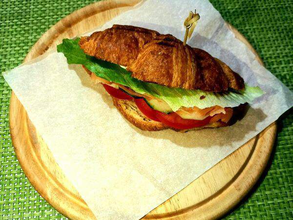 Кафе-кондитерская Прага - Круассан-сэндвич с ветчиной