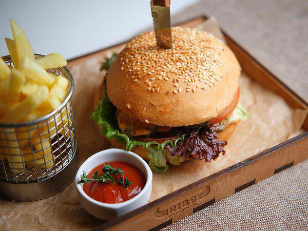 Ribs - Бургер с котлетой из мраморной говядины