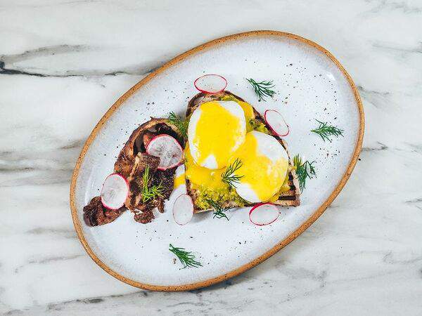 Выжималка - Тост с яйцом пашот, авокадо и говяжьей грудинкой