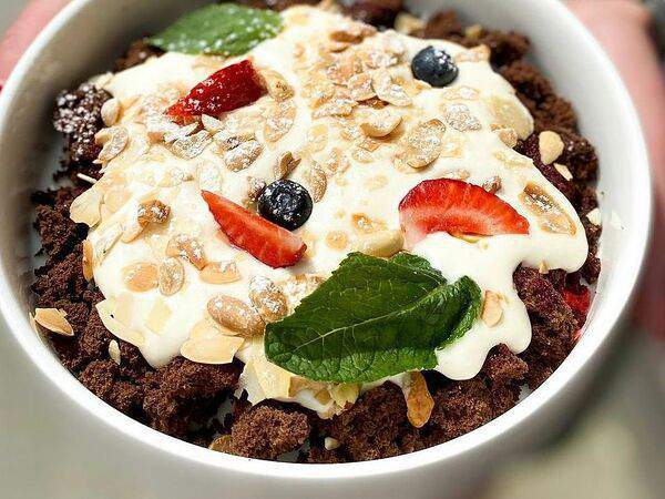 Ресторан 101 - Рваный домашний бисквит с малиновым соусом и кремом на сгущенке