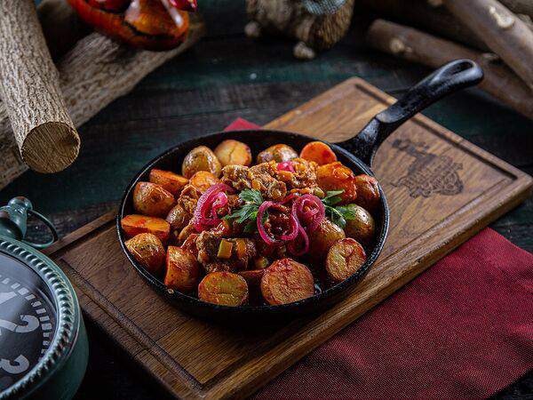 Дикая утка - Сковородка со cвинoй вырезкой, мини-картофелем и вешенками