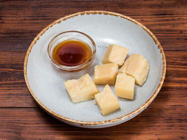 Трактир Колесо - Сыр Пармезан Гранд Вятка с гречишным медом