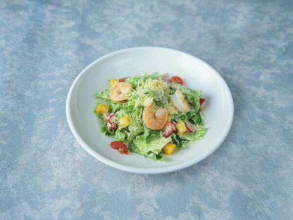 Umami Kitchen - Салат Цезарь с тигровыми креветками