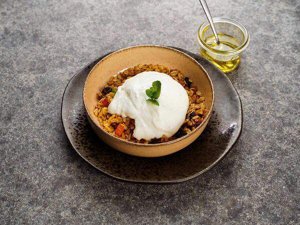 Грузинское бистро Ваха-Лавка - Гранола с цукатами, грецким орехом, и вишней на мацони